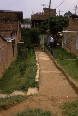 Casas y obras en la urbanizacion Villa Nazaret, del proyecto de vivienda Mi Casita
Cehap
PEVAL, 1984
Palabras clave: REUBICACION
