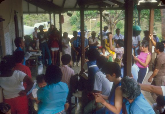 Asamblea comunitaria, Mi Casita
Cehap
PEVAL, 1984
Palabras clave: REUBICACION