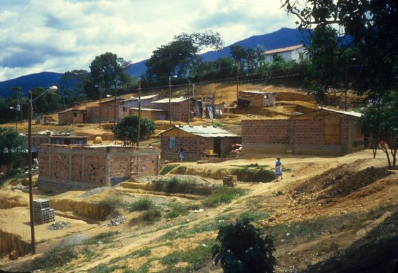 Construccion de primera etapa, Proyecto de vivienda Mi Casita
Cehap
PEVAL, 1984
Palabras clave: REUBICACION AUTOCONSTRUCCION