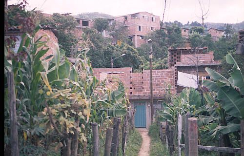 Vivienda subnormal con plataneras Barrio Belen Rincon 
Cehap 2001




Palabras clave: BARRIO BELEN RINCON MEDELLIN