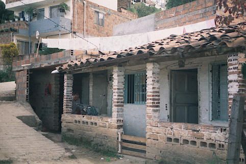 Viviendas deterioradas Barrio Belen Rincon Medellin 
Cehap 2001
Palabras clave: BARRIO BELEN RINCON MEDELLIN