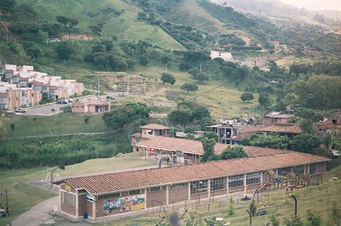 Colegio y urbanizaciones en el Barrio Belen Rincon 
Cehap 2001
Palabras clave: BELEN RINCON MEDELLIN