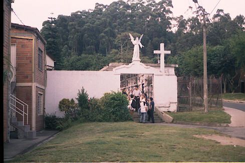 Entrada al cementerio Barrio Belen Rincon 
Cehap 2001
Palabras clave: BELEN RINCON CEMENTERIOS MEDELLIN