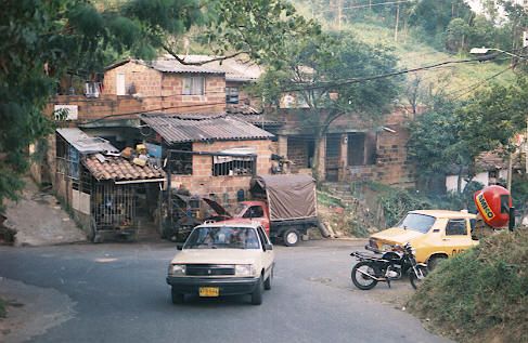 Viviendas y carros en pendiente Barrio Belen Rincon Medellin
CEHAP 2001
Palabras clave: BARRIO BELEN RINCON