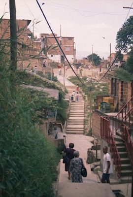 Viviendas escaleras en pendiente Barrio Belen Rincon 
Cehap 2001
Palabras clave: BARRIO BELEN RINCON