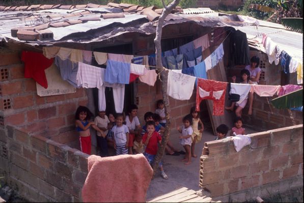 Fachada de vivienda y niños Nuevos Conquistadores
CEHAP 1984




Palabras clave: DESASTRES SIG