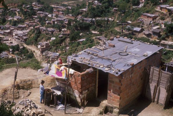 Viviendas de invasion en zona de riesgo Nuevos Conquistadores, Medellin
Cehap
1984




Palabras clave: ZONAS DE RIESGO INVASIONES VULNERABILIDAD
