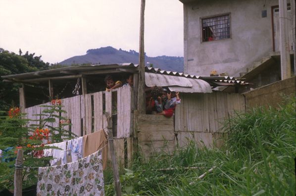 Caseta social provisional en Nuevos Horizontes
Cehap
PEVAL, 1986
Palabras clave: DESLIZAMIENTOS NUEVOS HORIZONTES